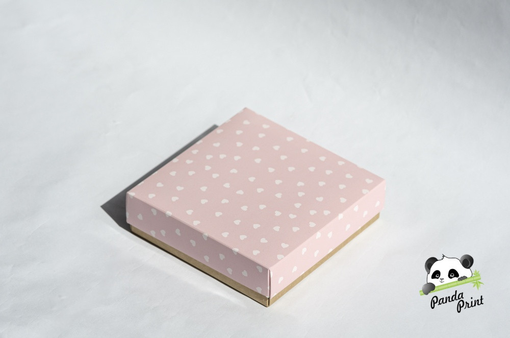 Коробка 150х150х40 Сердечки белые на розовом (крафт дно)