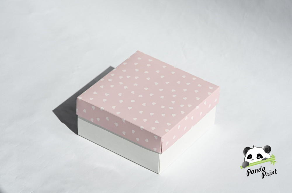 Коробка 150х150х70 Сердечки белые на розовом (белое дно)
