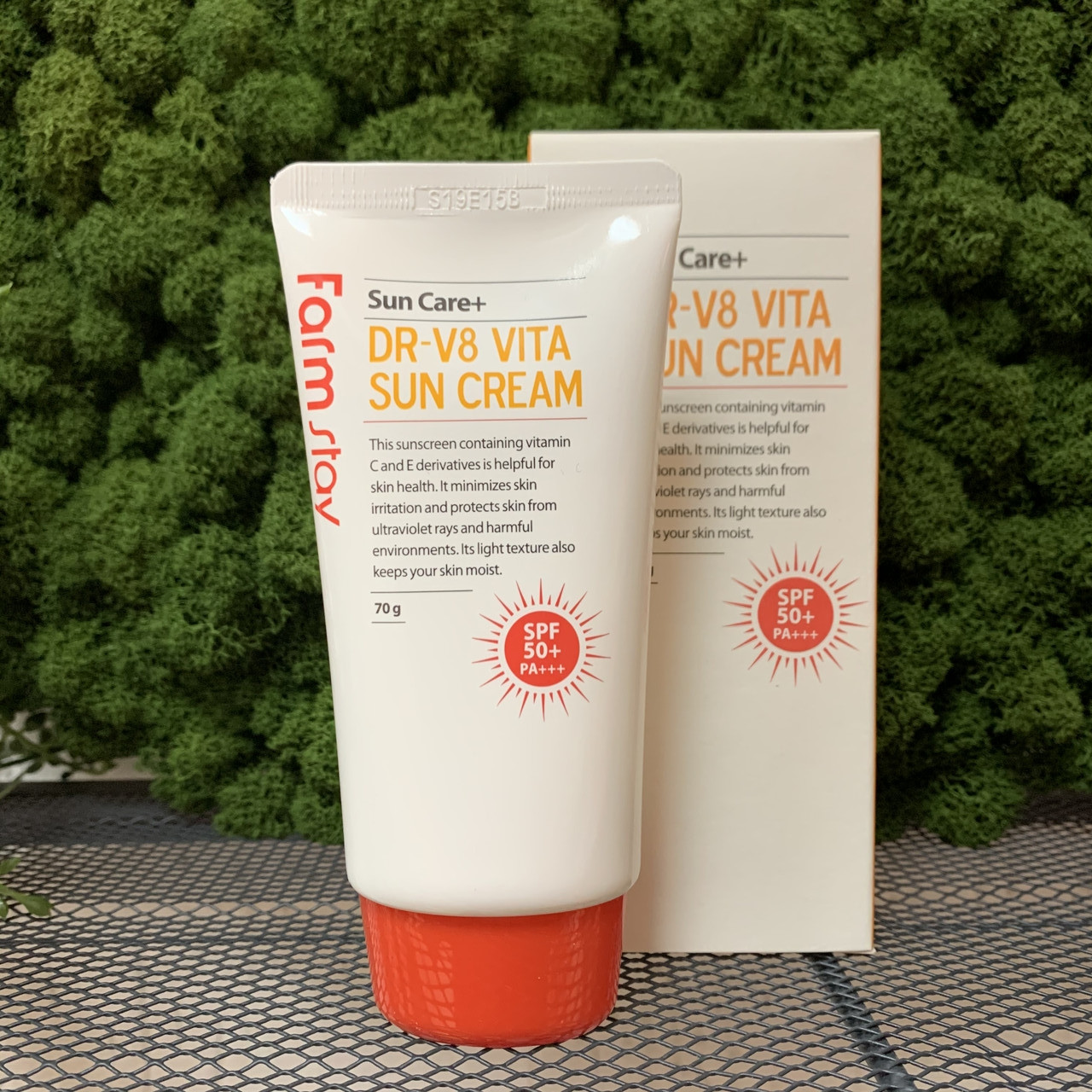 Солнцезащитный крем для лица с легкой текстурой FarmStay DR-V8 Vita Sun Cream SPF 50/PA+++, 70 мл - фото 1 - id-p124485997