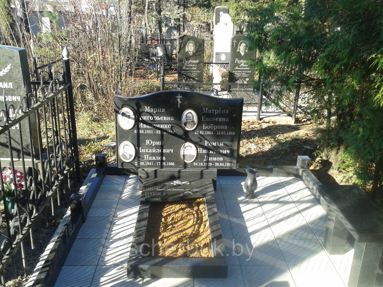 Могилы на четверых. Памятник на 4 человека. Гранитный памятник горизонтальный на четверых. Памятники на могилу горизонтальные на четверых. Семейные памятники на могилу.