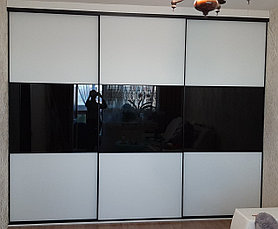 Шкаф со стеклянной полкой