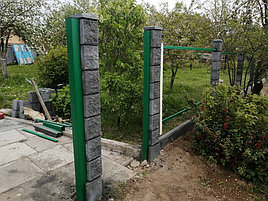 Забор из металлоштакетника на сборном фундаменте с декоративными столбами. Май 2020 9