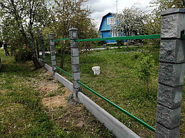Забор из металлоштакетника на сборном фундаменте с декоративными столбами. Май 2020 7