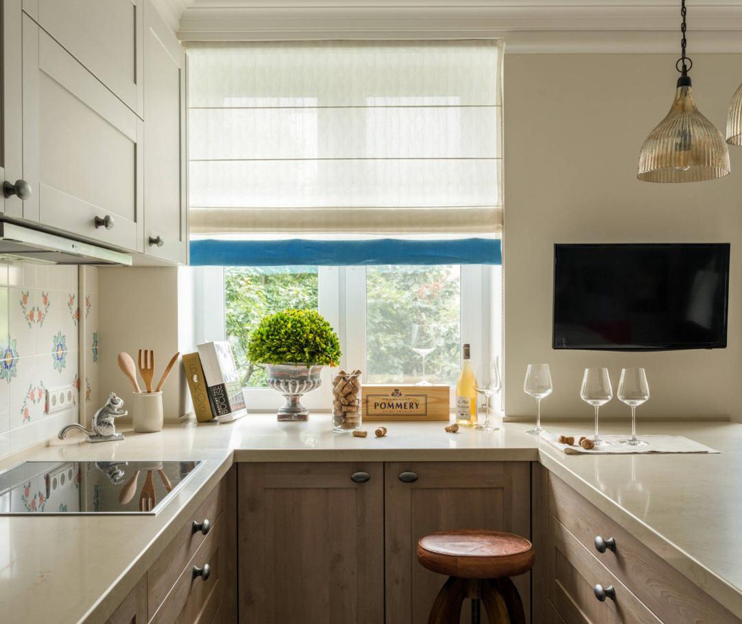 Кухонные шторы с голубым кантом