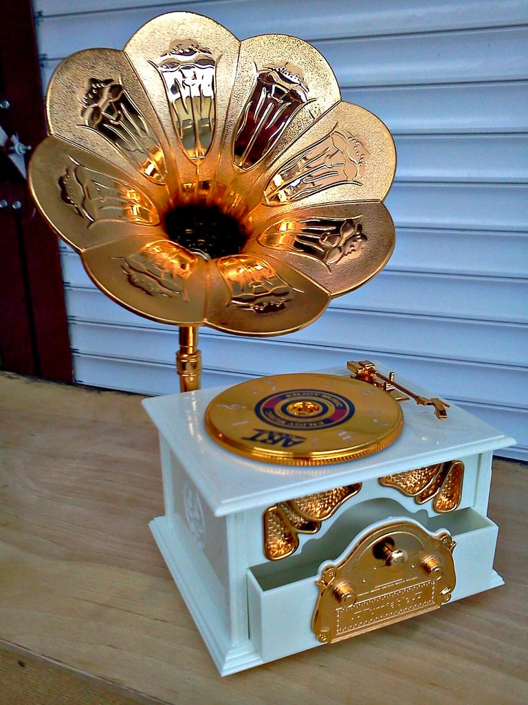 Музыкальная шкатулка граммофон 15*15 см с выдвижным ящиком