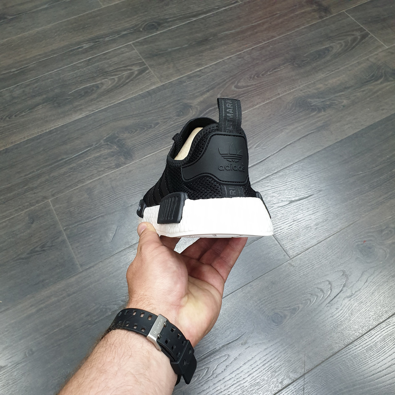 Кроссовки Adidas NMD R1 (Black White) - фото 4 - id-p102247243