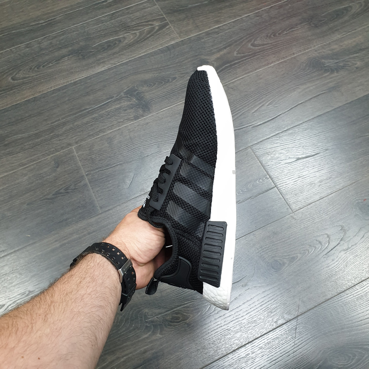 Кроссовки Adidas NMD R1 (Black White) - фото 3 - id-p102247243