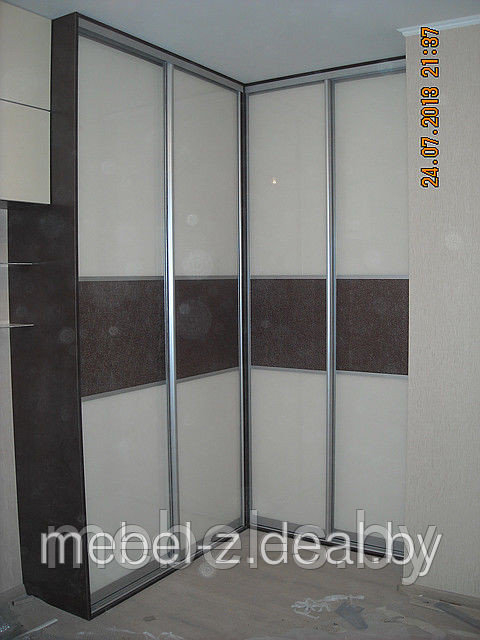 Шкаф-купе угловой с ЭКОкожей и стеклом Лакобель