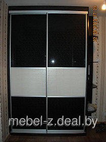 Шкаф-купе с фасадами из стекла Черная ива и ЭКОкожей Cobra milk