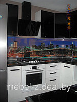 Мебель для кухни с чёрно-белыми фасадами из стекла и стеклянной скинали