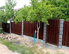 Забор на сборном фундаменте, металлоштакетник, июнь 2020 1