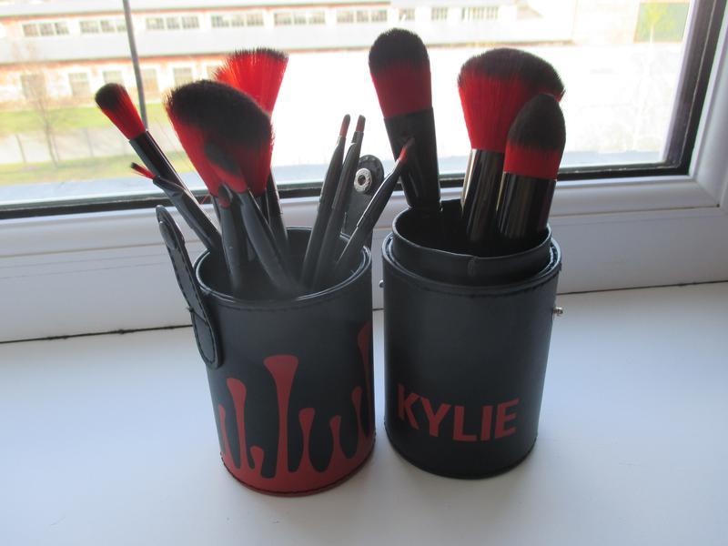Набор кистей для макияжа в тубусе KYLIE RED/Black, RED/White 12 шт - фото 3 - id-p127141983