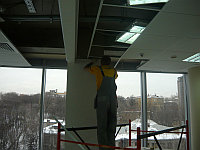Монтаж светильников в потолке типа «Armstrong»