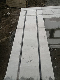 Штробы размером 25х25мм выполняются штробарезом на расстоянии не менее 70мм от края блока.