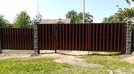 Забор на сборном фундаменте, металлоштакетник, июнь 2020, деревня Казельщина 11