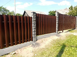 Забор на сборном фундаменте, металлоштакетник, июнь 2020, деревня Казельщина 10