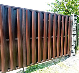 Забор на сборном фундаменте, металлоштакетник, июнь 2020, деревня Казельщина 4