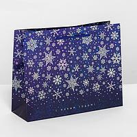 Подарочный пакет «Снежинки» голография 8 × 23 × 18 см