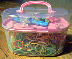 Детский набор Rainbow Loom 800 шт резинки для плетения браслетов в чемоданчике