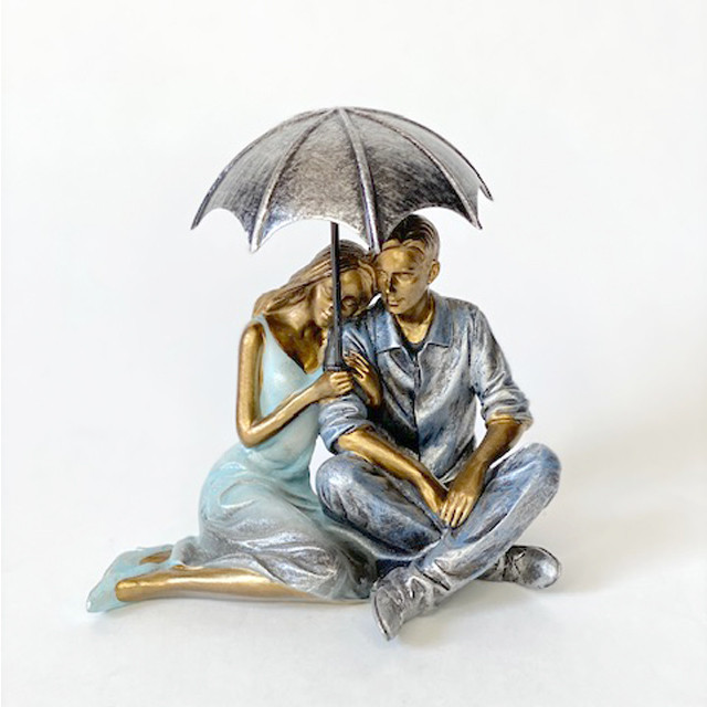 Фигура интерьерная Пара под зонтом сидящая