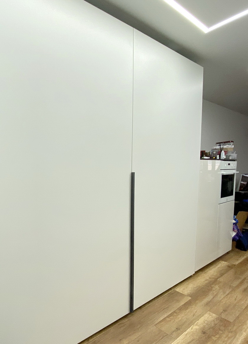 Компланарный шкаф Bortoluzzi (Бортолуцци) SLIDER для современной квартиры с фасадами из ЛДСП EGGER - фото 1 - id-p129947179