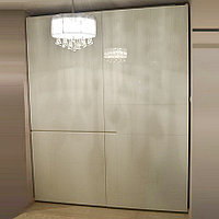 Белый компланарный шкаф  Bortoluzzi (Бортолуцци) в глянце с фрезерованной ручкой