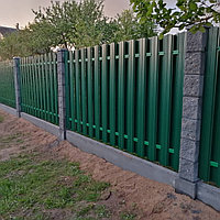 Забор на сборном фундаменте под ключ (металлоштакетник RAL 6005, двойная зашивка, декоративные столбы)