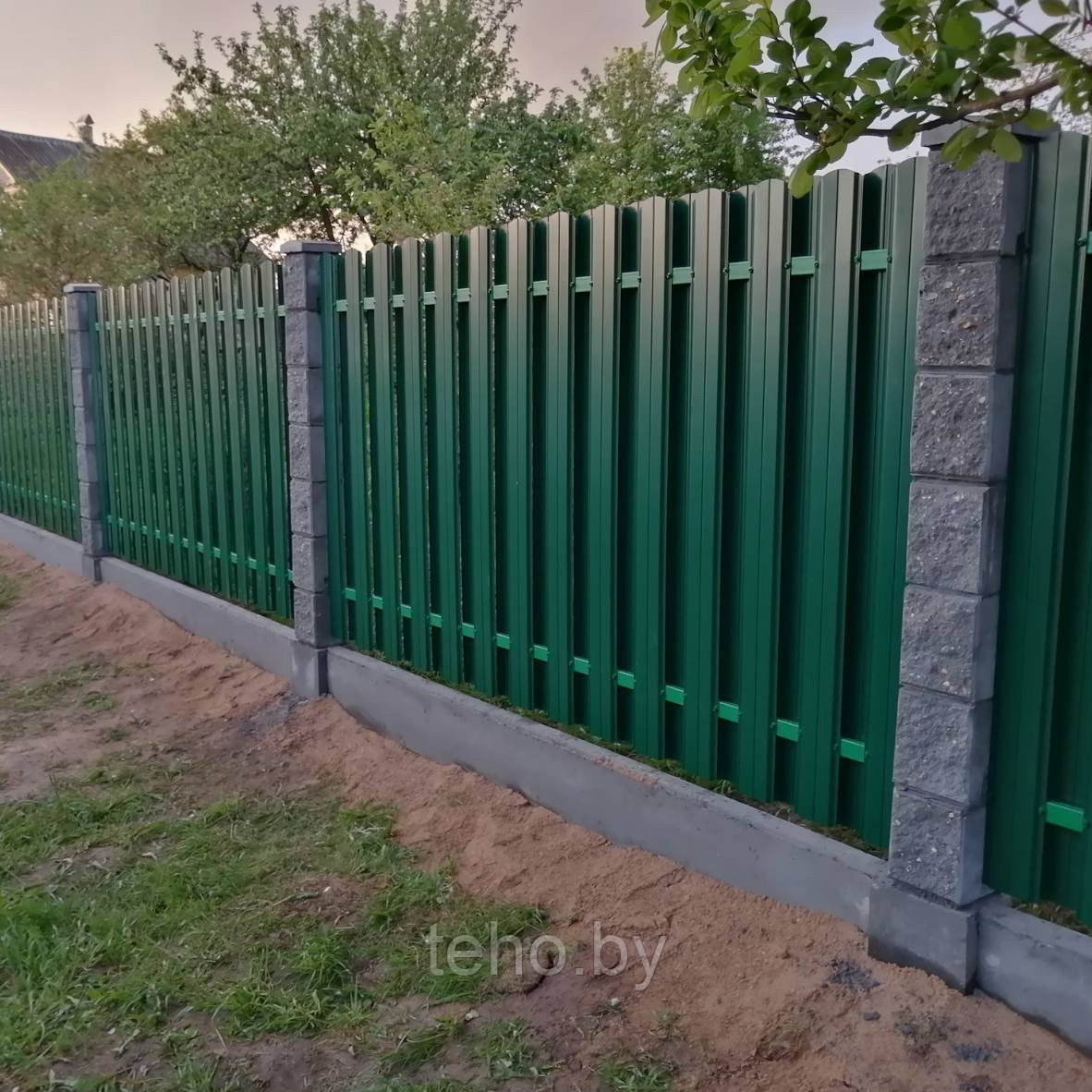 Забор на сборном фундаменте под ключ (металлоштакетник RAL 6005, двойная зашивка, декоративные столбы) - фото 1 - id-p131180147