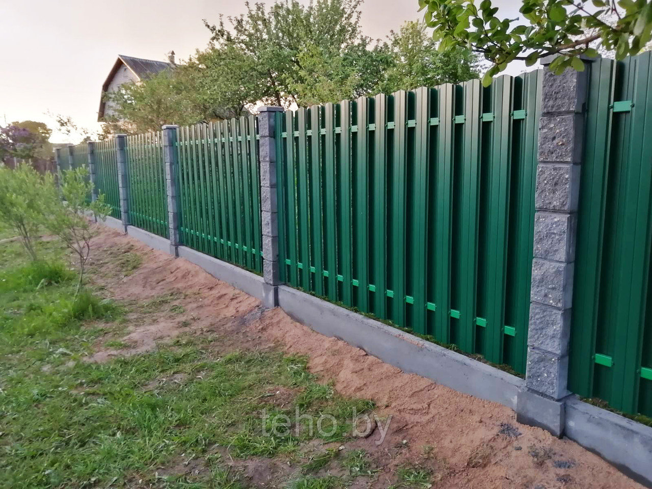 Забор на сборном фундаменте под ключ (металлоштакетник RAL 6005, двойная зашивка, декоративные столбы) - фото 7 - id-p131180147