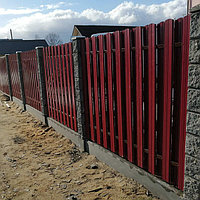 Забор на сборном фундаменте под ключ (металлоштакетник RAL 3005, двойная зашивка, декоративные столбы)