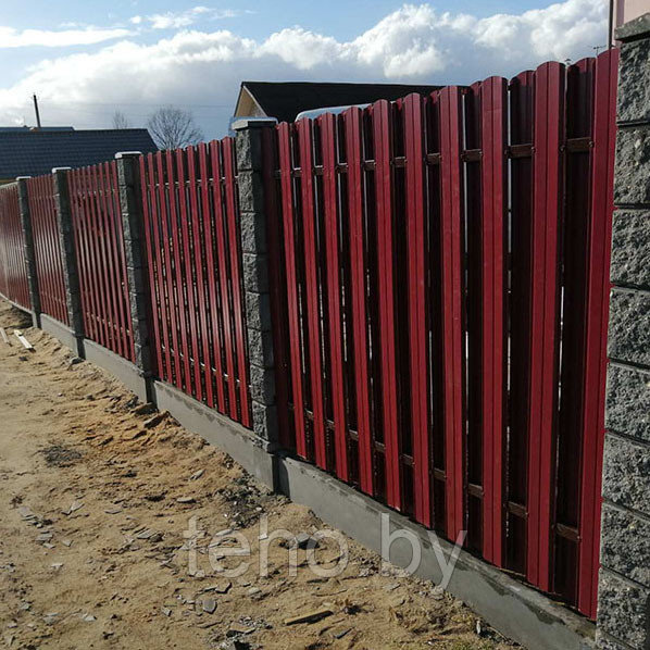 Забор на сборном фундаменте под ключ (металлоштакетник RAL 3005, двойная зашивка, декоративные столбы) - фото 1 - id-p131181382