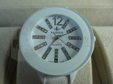 Женские наручные часы Feshion F1595 (белые)