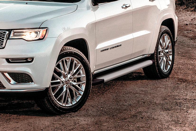 Пороги алюминиевые "Optima Silver" 1550 серебристые Jeep GRAND CHEROKEE (2013)