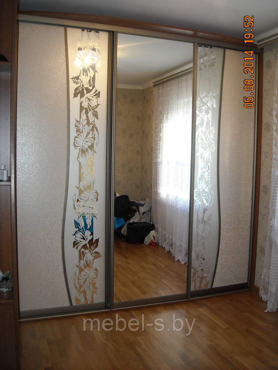 Шкаф-купе с экокожей и пескоструем