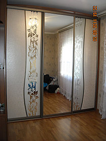 Шкаф-купе с экокожей и пескоструем