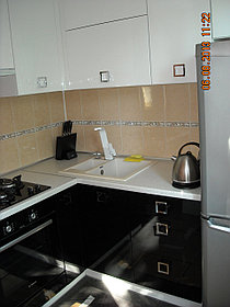 Кухня с крашеными фасадами