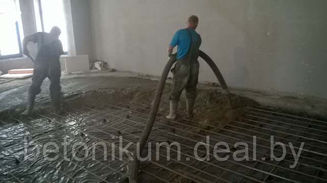 Подача бетона мини бетононасосом во внутрь помещения