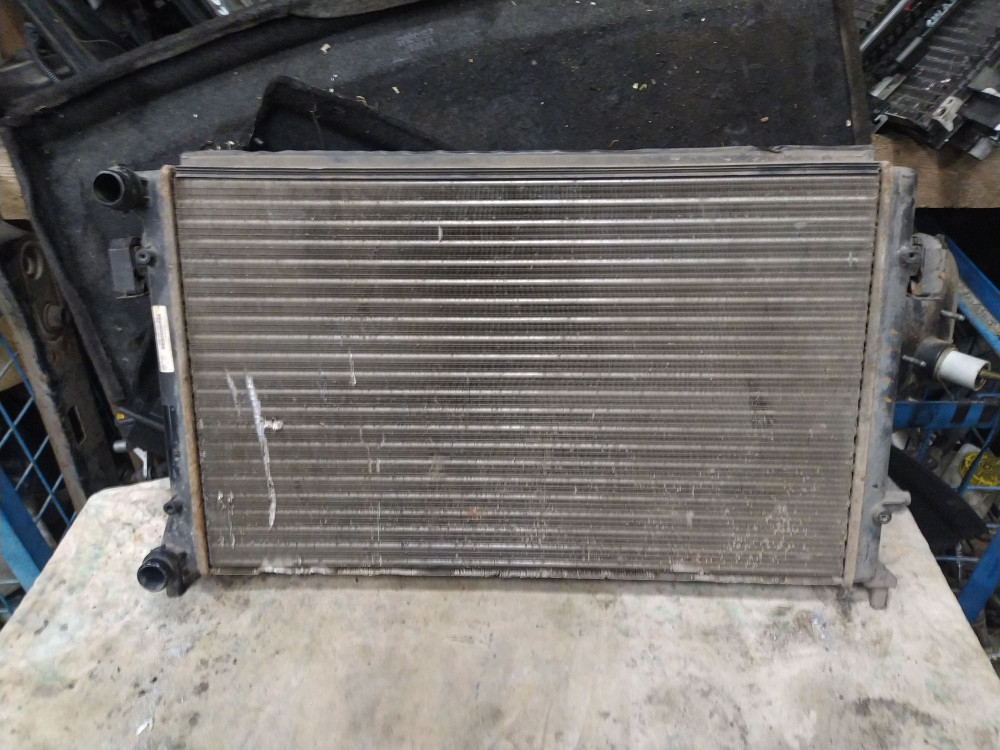 Радиатор основной на Volkswagen Caddy 3 - фото 1 - id-p120096450