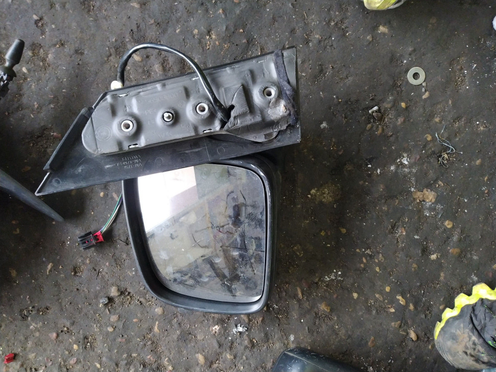 Зеркало наружное левое на Volkswagen Caddy 3 поколение