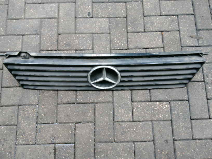 Решетка в бампер Mercedes-Benz 100 1995 - фото 1 - id-p111781292