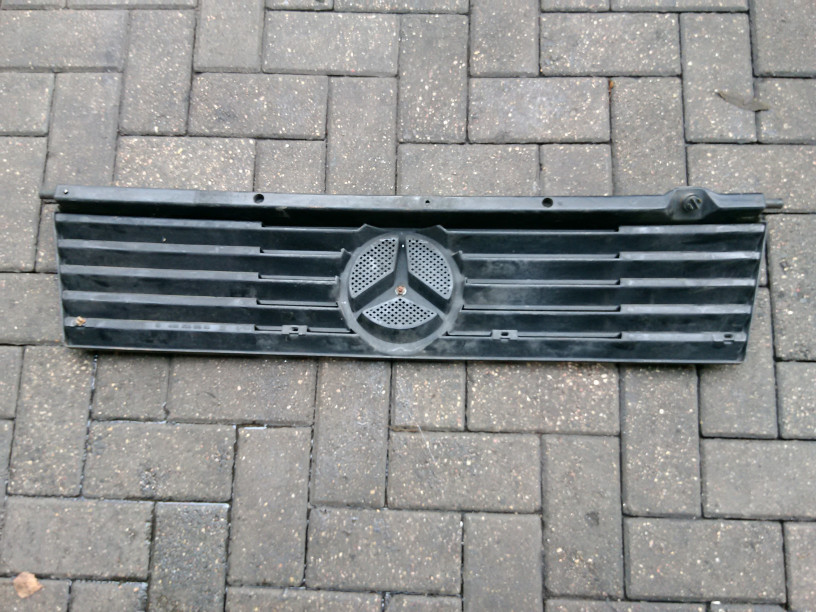 Решетка в бампер Mercedes-Benz 100 1995 - фото 3 - id-p111781292