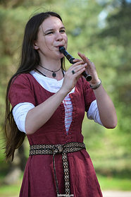 Шоу средневековых музыкантов и танцоров