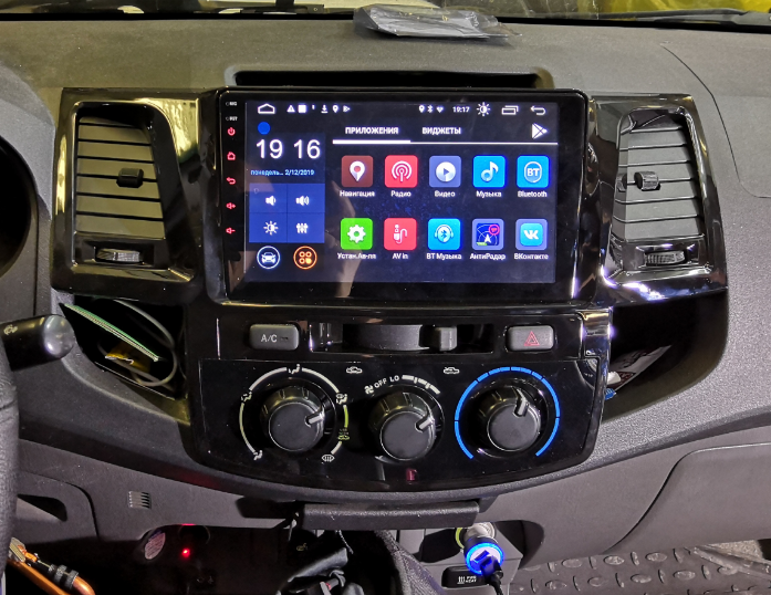 Штатная магнитола Parafar для Toyota Hilux 2009-2015, Fortuner 2011-2015 на Android 11 (2/32Gb + 4G)