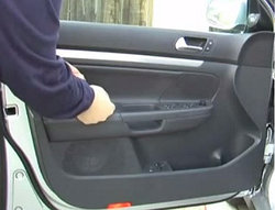 Снятие дверной карты, разборка двери в Volkswagen Passat B6 (Фольцваген Пассат Б6), видео