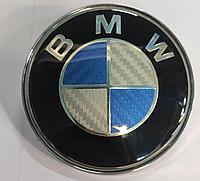 Эмблема BMW 82 мм бело-синяя/карбон (копия, серебристая основа) 51148132375 BW/C