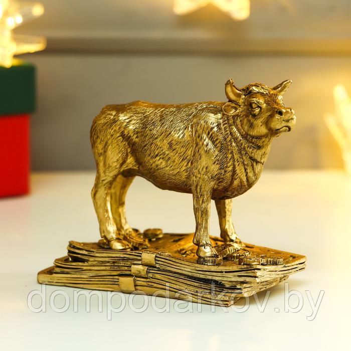 Сувенир полистоун "Золотой бык на золотых купюрах" 8,5х4,7х11 см - фото 1 - id-p137021156