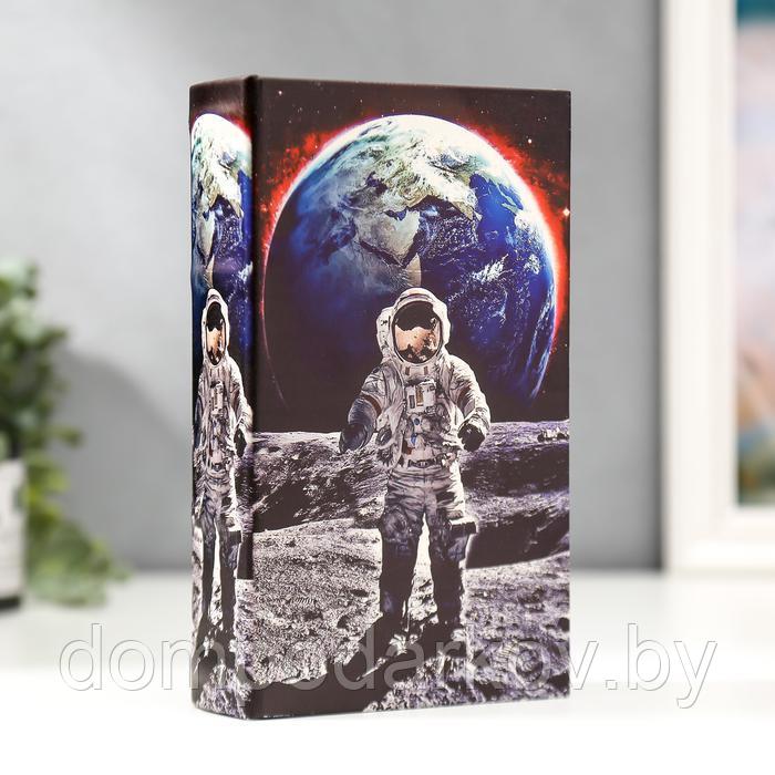Сейф-книга дерево кожзам "Космонавт на луне" 21х13х5 см
