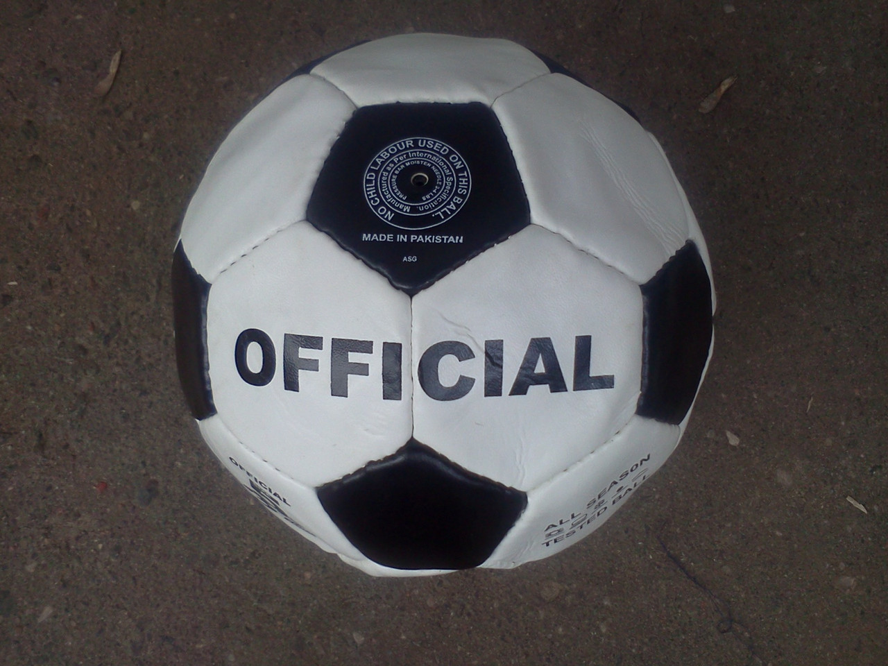 Мяч футбольный кожанный детский № 5 официал - фото 1 - id-p10602577