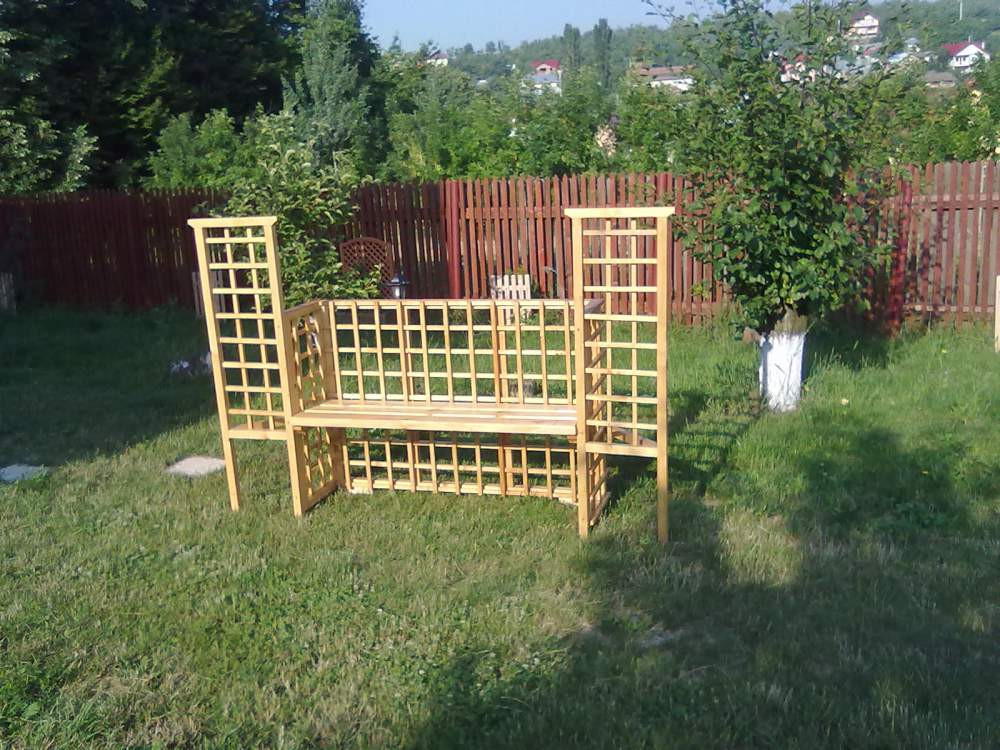 Скамейка садовая деревянная с решеткой для растений