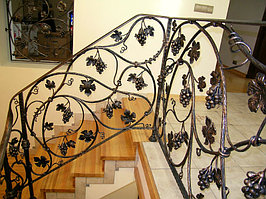 Ограждение для лестницы с кованым виноградом модель 210